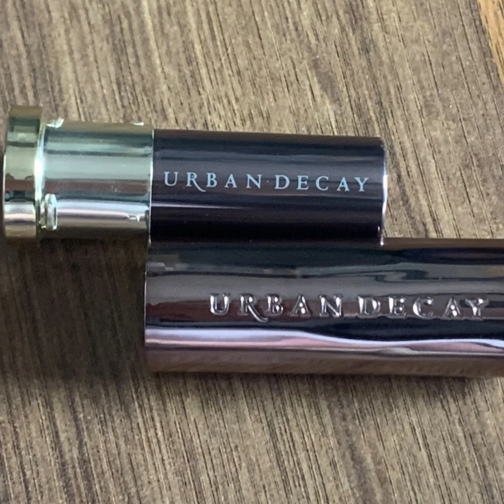 🆕 Urban Decay Snitch Lipstick